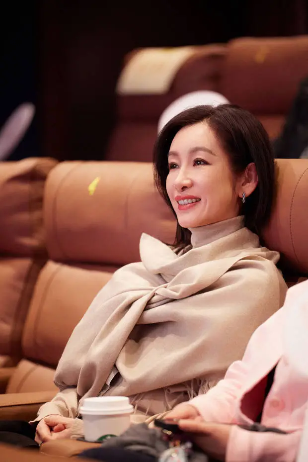 秦海璐灿烂笑容尽显温柔本色！封面图