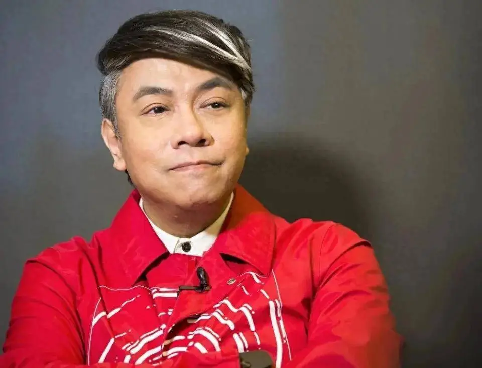 63岁蔡康永在北京蹦迪，打扮老气，被五个帅哥环绕，夜生活好丰富封面图