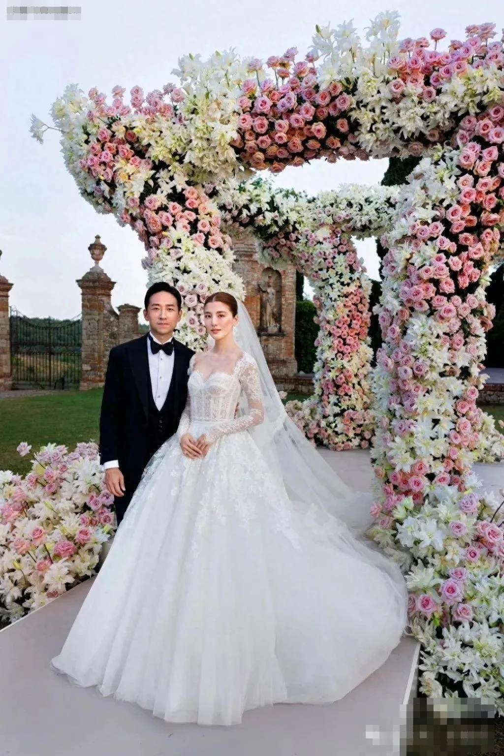 吴千语大晒结婚相？豪门老公惊喜索吻狂亲，情不自禁咬耳朵被瞪封面图