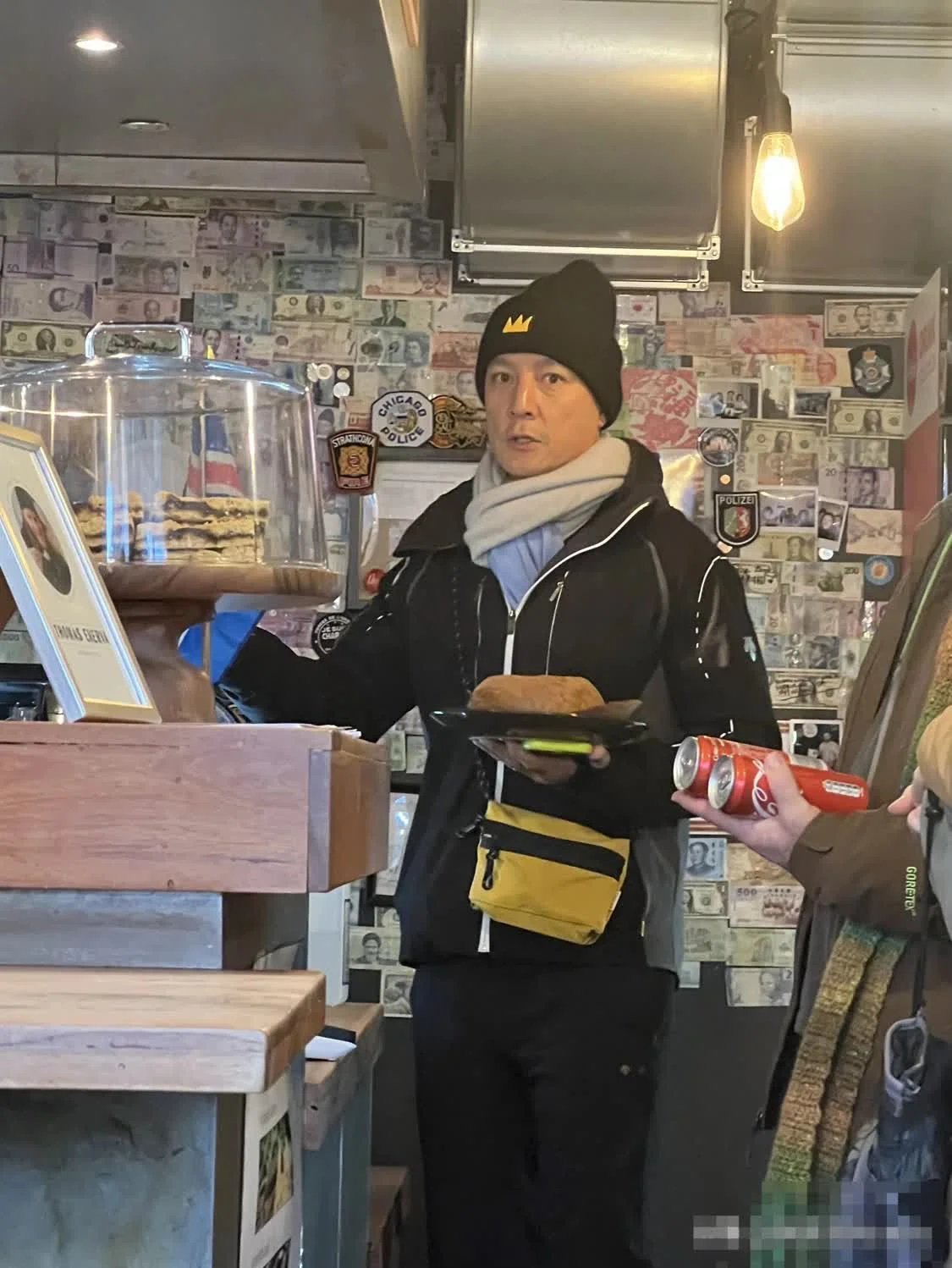 吴彦祖一家冰岛被偶遇，无滤镜和网图差别不大，50岁还是那么帅！封面图