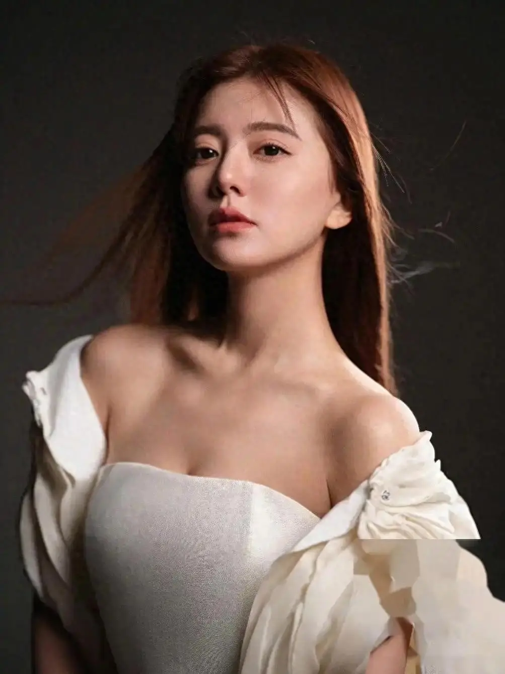 阿兰·达瓦卓玛，在日本出道的富婆，37岁还饱满水润动人！封面图