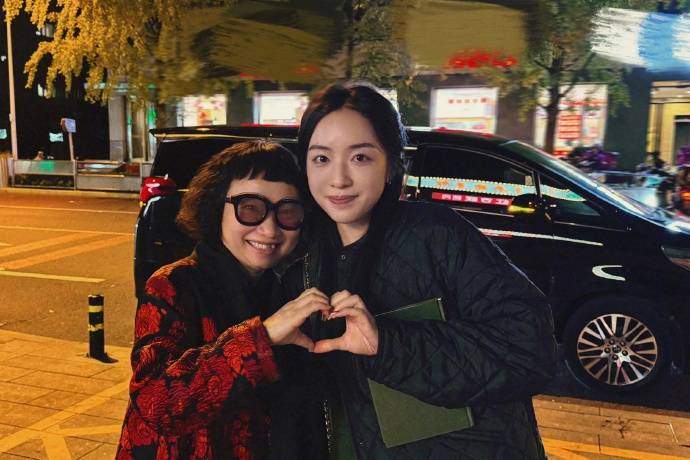 饶雪漫晒与翁青雅聚餐合照 发文称“勇敢的人先享受爱”封面图